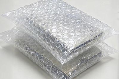 Before/after comparison – messy hand-sealed bags vs. neatly machine-made bubble bags